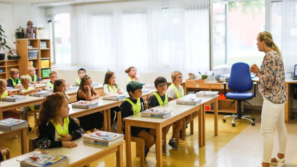 - prvo&scaron;olčki- Osnovna &scaron;ola O&Scaron; Vič, Abramova ulica 26 v Ljubljani- rumene rutke - 01.09.2022 - Prvi &scaron;olski dan v novem &scaron;olskem letu 2022/23 &ndash; novo &scaron;olsko leto za 194.562 osnovno&scaron;olcev med njimi 20.797 prvo&scaron;olcev in okrog 79.000 dijakov &ndash; prvo&scaron;olci - osnovno&scaron;olci - &scaron;olstvo //FOTO: Bojan Velikonja