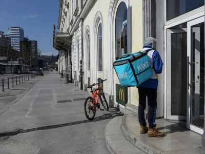 dostava hrane na dom Wolt - 18.03.2020  Mestni utip Ljubljane - Koronavirus COVID-19 v Sloveniji  epidemija  zaustavltev javnega in druabnega ivljenja  samoizolacija - zaprte ole, vrtci in gostinski lokali ter ustavljen javni, potniki in elezniki promet ter prepoved opravljanja zračnih prevozov v Sloveniji.. //FOTO: Luka Cjuha