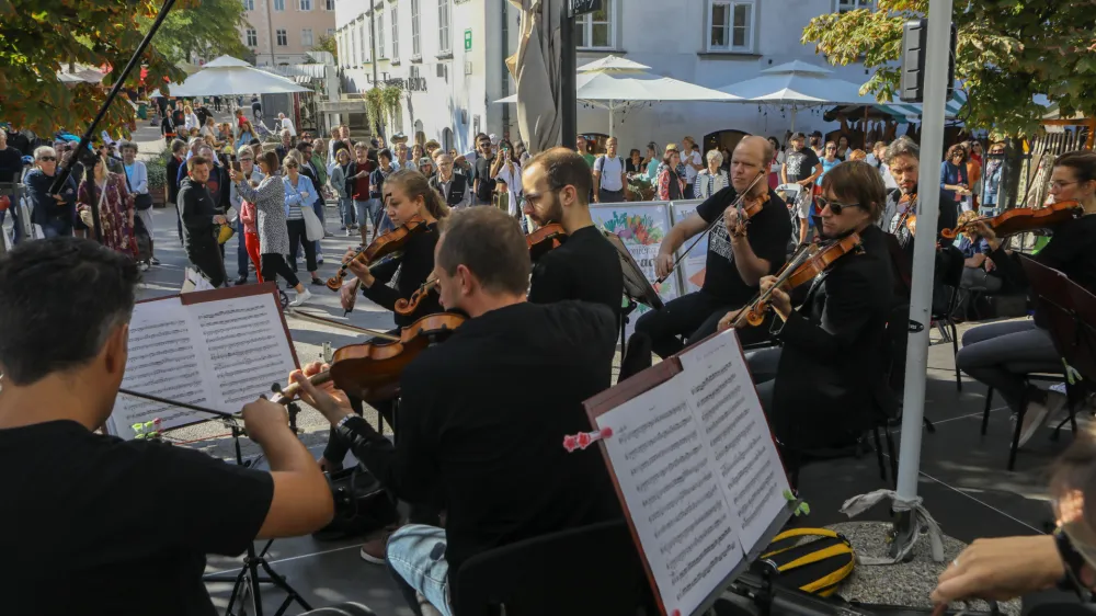 - 03.09.202 - Filharmonična hit parada na ljubljanski tržnici &ndash; Orkester Slovenske filharmonije &ndash;  //FOTO: Luka Cjuha