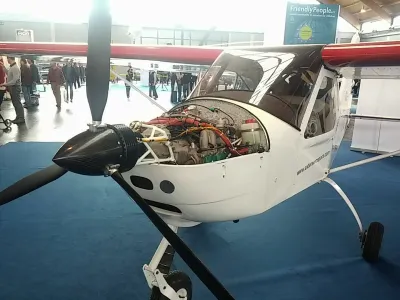 Emraxove napredne elektromotorje je mogoče vgraditi v letala, avtomobile in plovila. F Emrax