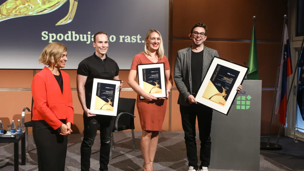  direktor podjetja Kamino Andrej Slapnik, Matic Vihtelič, direktor dizajna v Emraxu, in Ur&scaron;ka Su&scaron;nik Omov&scaron;ek, direktorica podjetja Emrax <br><br>- 08.09.2022 - 22. Slovenska GAZELA 2022 &ndash; regijski izbor najbolj&scaron;ih najhitreje rastočih podjetij &ndash; razglasitev Gazele osrednje Slovenije 2022 v Domu gospodarstva v Ljubljani - <br> <br>//FOTO: Luka Cjuha<br>