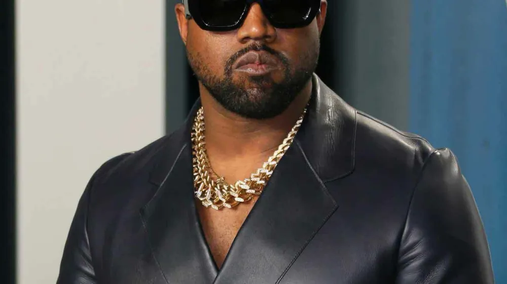 Kreativnemu direktorju Alasdhairju Willisu: S tvojim tastom sem snemal pesmi (poročen je s Stello McCartney in je tako svak Paula McCartneyja, op. a.). Kako lahko opazuje&scaron; Adidas, ki tak&scaron;ne stvari počne kolegu kreativcu in mi ne reče&scaron; ničesar, me niti ne pokliče&scaron;? Zakaj moram to početi javno?'' je jezno zapisal Kanye in izpostavil težavo. 