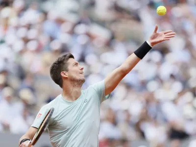 27.05.2022, Roland Garros, Paris, FRA, ATP Tour, French Open 2022, im Bild Bedene Aljaz (SLO), DJOKOVIC, BEDENE // during the French Open of the ATP Tour at the Roland Garros in Paris, France on 2022/05/27. EXPA Pictures &Scaron; 2022, PhotoCredit: EXPA/ Pressesports/ Sebastien Boue<br> <br> *****ATTENTION - for AUT, SLO, CRO, SRB, BIH, MAZ, POL only***** Photo: EXPA/ Pressesports/ Sebastien Boue/EXPA