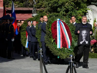 Nobel Peace Prize awarded journalist Dmitry Muratov carries a portrait of former Soviet Union President Mikhail Gorbachev during his funeral at Novodevichy Cemetery in Moscow, Russia September 3, 2022. Alexander Zemlianichenko/Pool via REUTERS