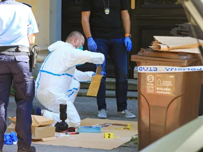 Forenziki so danes preiskovali kraj brutalnega zločina.
&nbsp;