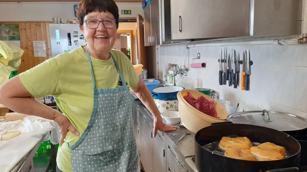 &raquo;Vsako jutro zamesim sveže testo in pazim, da vanj ne dam preveč dobrega,&laquo; je skrivnostna Anica Lotrič, ki dnevno speče od 50 do 800 flancatov.&nbsp;