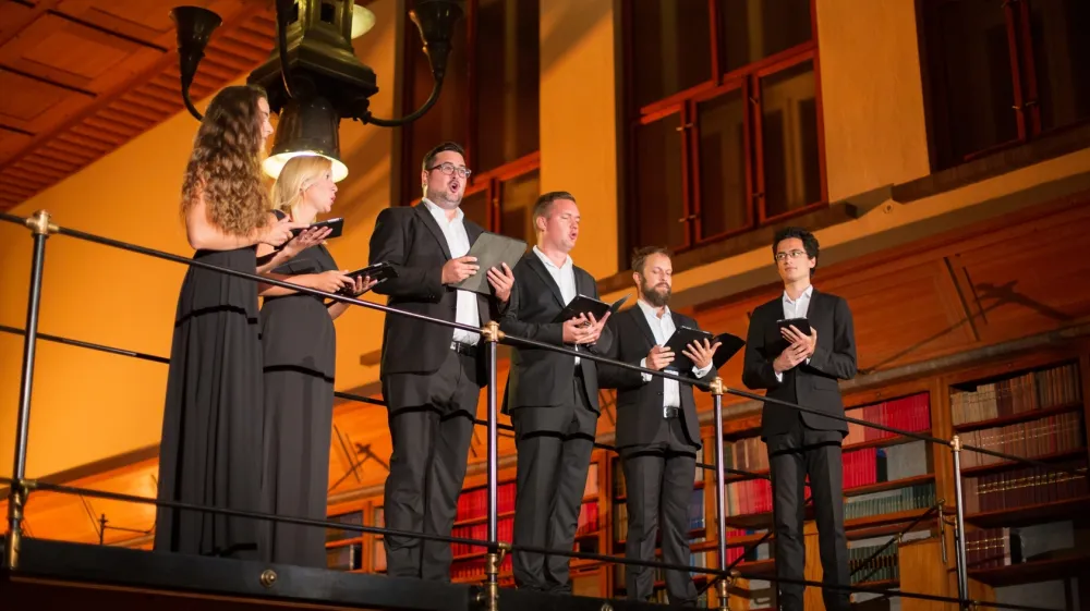 Na fotografiji je utrinek iz lanskega koncerta zbora Ingenium ensemble v veliki čitalnici Narodne univerzitetne knjižnice, ki se je izkazala tudi v akustičnem smislu. Leto&scaron;nji koncert bo 22. septembra, nastopil pa bo Vokalni ansambel Elinor.&nbsp;