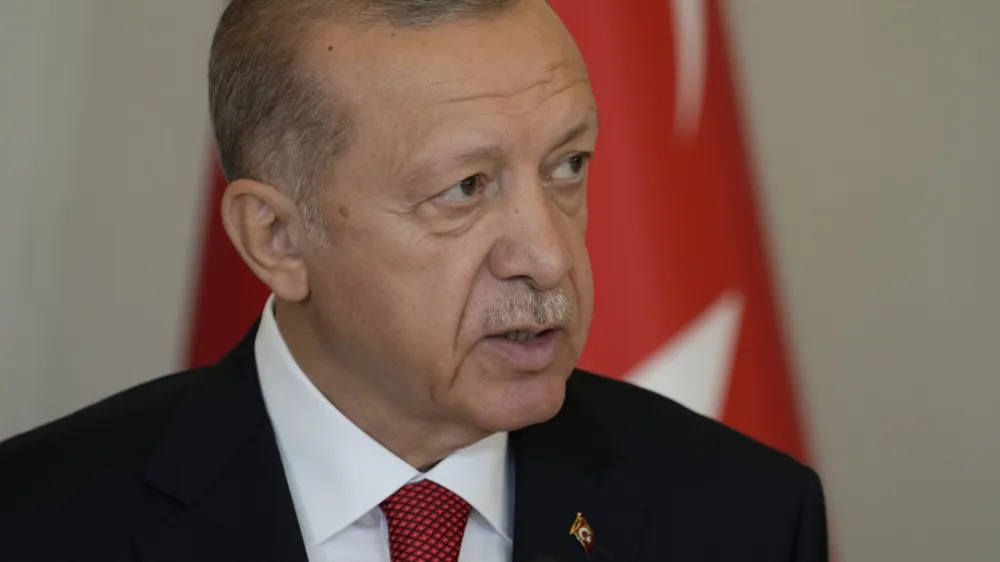 Tur&scaron;ki predsednik Recep Tayyip Erdogan je med balkansko turnejo spet posku&scaron;al krepiti politične odnose z državami v regiji in &scaron;e izbolj&scaron;ati gospodarsko sodelovanje.