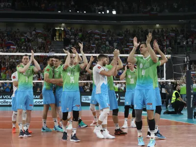  Veselje slovenskih odbojkarjev ob zmagi proti Ukrajini<br><br> - 07.09.2022 &ndash; odbojka &ndash; Slovenija: Ukrajina, svetovno prvenstvo v odbojki za mo&scaron;ke v Ljubljani, četrtfinale: Slovenska mo&scaron;ka odbojkarska reprezentanca se je uvrstila v polfinale svetovnega prvenstva. V četrtfinalu je v Ljubljani premagala Ukrajino s 3:1 <br><br><br>//FOTO: Luka Cjuha<br>