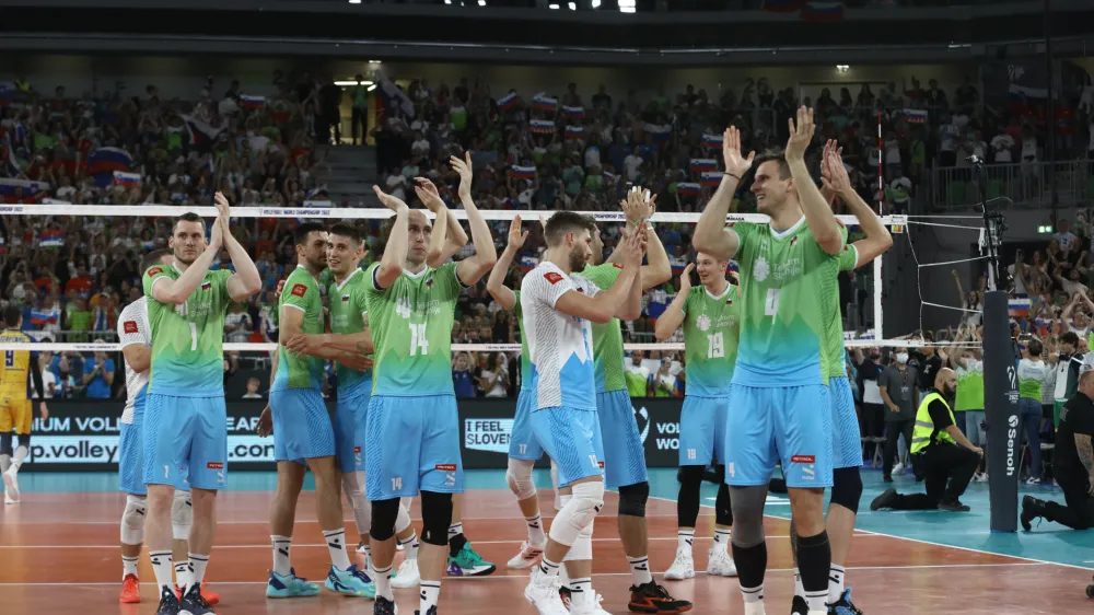  Veselje slovenskih odbojkarjev ob zmagi proti Ukrajini<br><br> - 07.09.2022 &ndash; odbojka &ndash; Slovenija: Ukrajina, svetovno prvenstvo v odbojki za mo&scaron;ke v Ljubljani, četrtfinale: Slovenska mo&scaron;ka odbojkarska reprezentanca se je uvrstila v polfinale svetovnega prvenstva. V četrtfinalu je v Ljubljani premagala Ukrajino s 3:1 <br><br><br>//FOTO: Luka Cjuha<br>