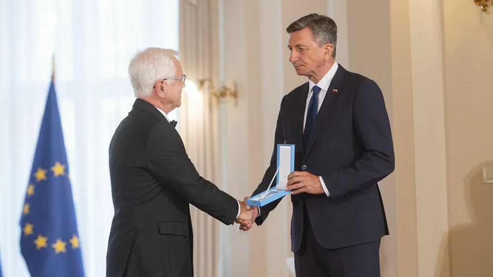 Bogomir Stra&scaron;ek je iz rok predsednika republike Boruta Pahorja prejel red za zasluge za prispevek k razvoju slovenskega gospodarstva. F Bor Slana/STA<br><br>