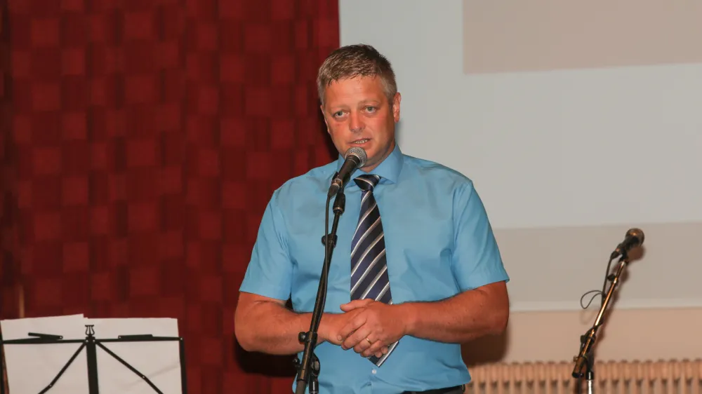 Peter Torkar, župan Občine Gorje

Občani so osupli ob astronomskih nagradah, ki si jih daleč od oči javnosti izplačujejo gospod Poklukar in njegovi ožji sodelavci za prostovoljno delo v dru&scaron;tvu. Čeprav gre za gorjansko dru&scaron;tvo, ta mimo občine s tihim soglasjem države upravlja sotesko Vintgar in pri tem vsako leto v svoj žep pospravi milijonske zneske.