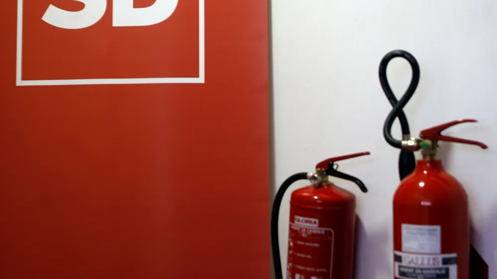 - ilustrativna fotografija - gasilni aparat- 8. Kongres stranke SD - Socialni demokrati 2012, volitve - izvolili novega predsednika Igorja Lukiča //FOTO: Bojan Velikonja