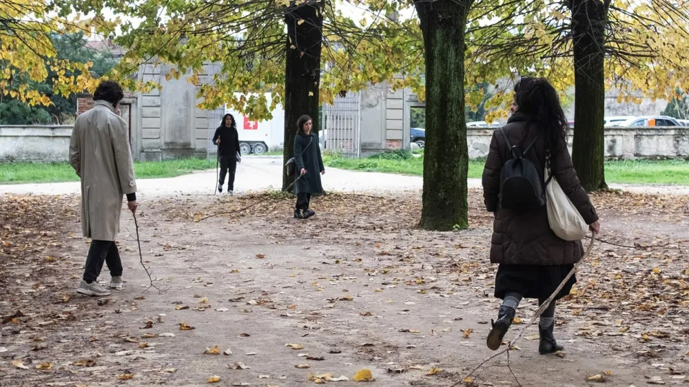 Francoska zvočna umetnica Elena Biserna nas bo v okviru festivala TO)pot povabila na &raquo;Walking from scores&laquo;. Foto: arhiv Cona