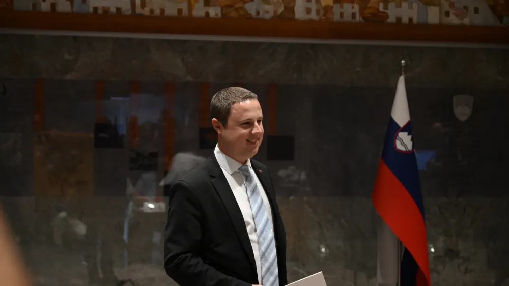 Žan Mahnič- 13.05.2022 &ndash; Državni zbor (DZ) &ndash; 1. ustanovna seja DZ - novoizvoljeni poslanci in poslanke prve seje 9. parlamentarnega sklica - //FOTO: Nik Erik Neubauer