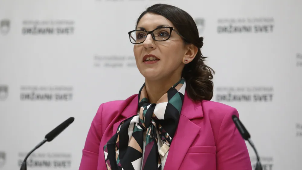 Ministrica za digitalno preobrazbo Emilija Stojmenova Duh je opozorila, da razpis ni ločil med stopnjami digitalnih kompetenc upravičencev do izobraževanj.