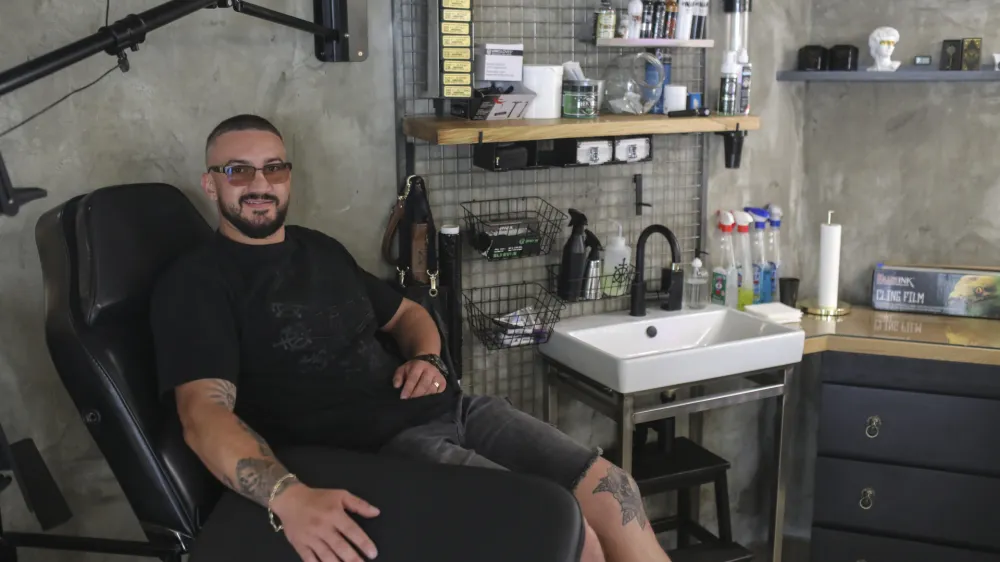 S podporo razpisa Kamnik, moje podjetni&scaron;ko mesto je Maticu Capudru uspelo na Gornjem trgu odpreti tatu salon.&nbsp;