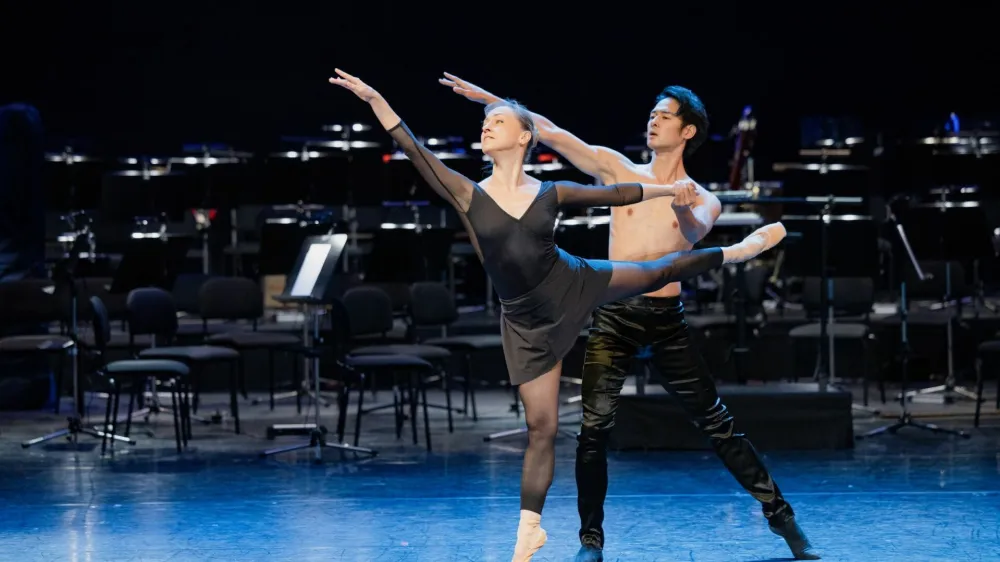 Ljubljanska baletna plesalca Tja&scaron;a Kmetec in Kenta Yamamoto sta že predstavila odlomek iz novega baleta Ljubezen (Love) na glasbo Arnolda Sch&ouml;nberga Ozarjena noč, ki nastaja v koreografiji programskega direktorja ljubljanskega baleta Renata Zanelle.