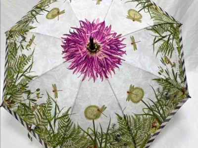 Cvetlični dežnik Ana Ro&scaron;, ki so ga oblikovali pri Benedetti Life &ndash; znamka, za katero stoji oblikovalka Mateja Benedetti. Dežnik je eleganten in romantičen. Je idealen za za&scaron;čito pred dežjem, za &scaron;ik izgled in obenem &scaron;čiti okolje, saj je izdelan iz 100-odstotno recikliranih PET plastenk, ki so predelane v novo surovino, namesto, da se odvržejo na odlagali&scaron;ča. Njegov ročaj je izdelan iz lesa in poskrbi, da je celoten dežnik videti eleganten in razko&scaron;en. Na spletni strani ga je mogoče kupiti za 59 evrov. 