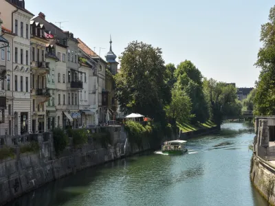 Ljubljana, Gallusovo nabrezje.<br>Gallusovo nabrezje v Ljubljani, ladjica na reki Ljubljanica.