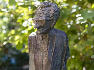 - 19.09.2022 - Spomenik oz. kip Petru Božiču (1932&ndash; 2009), na vrtu DSP &ndash; Dru&scaron;tvo Slovenskih pisateljev v Ljubljani //FOTO: Nik Erik Neubauer