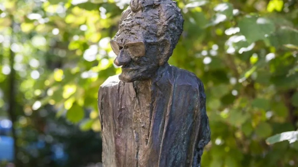 - 19.09.2022 - Spomenik oz. kip Petru Božiču (1932&ndash; 2009), na vrtu DSP &ndash; Dru&scaron;tvo Slovenskih pisateljev v Ljubljani //FOTO: Nik Erik Neubauer