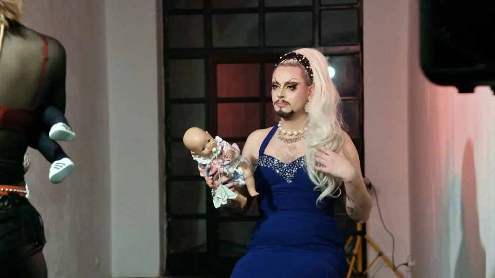 Babsi Adler v predstavi Pokvirjena mitologija Kabareta Tiffany