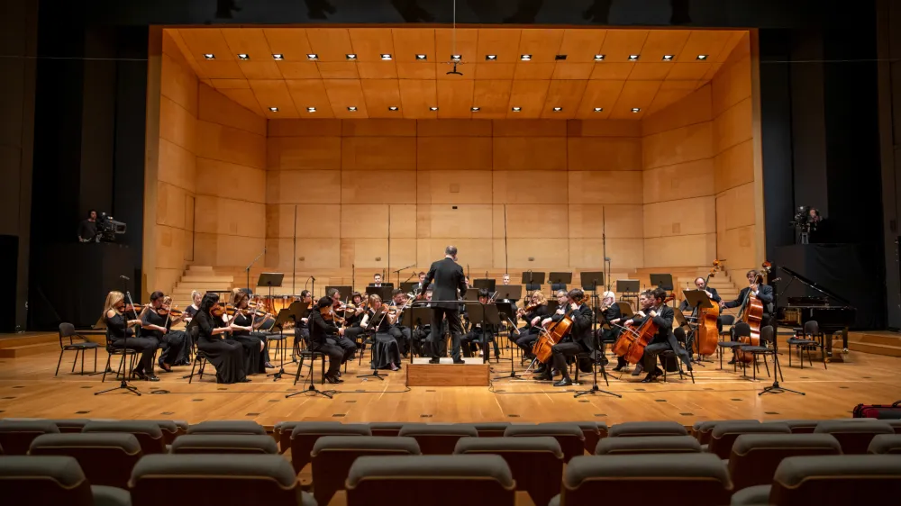 Simfonični orkester RTV Slovenija s svojim &scaron;efom dirigentom Rossenom Milanovom F Adrian Pregelj