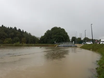 - Zadrževalnik Grada&scaron;čice, Brdo v Ljubljani.- 16.09.2022 - Močno deževje in poplave v Ljubljani - neurje - meteorna voda je zalila več garaž, podhodov, kletnih in stanovanjskih prostorov, skladi&scaron;č in poslovnih prostorov, pa tudi prostore osnovne &scaron;ole in vrtca, lekarne ter Narodno galerijo.Foto: Bojan Velikonja