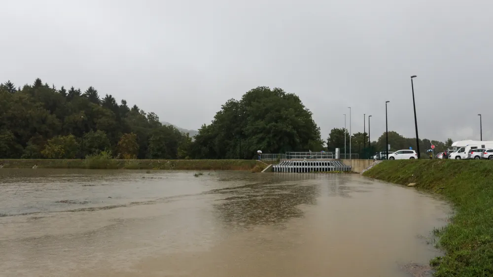- Zadrževalnik Grada&scaron;čice, Brdo v Ljubljani.- 16.09.2022 - Močno deževje in poplave v Ljubljani - neurje - meteorna voda je zalila več garaž, podhodov, kletnih in stanovanjskih prostorov, skladi&scaron;č in poslovnih prostorov, pa tudi prostore osnovne &scaron;ole in vrtca, lekarne ter Narodno galerijo.Foto: Bojan Velikonja