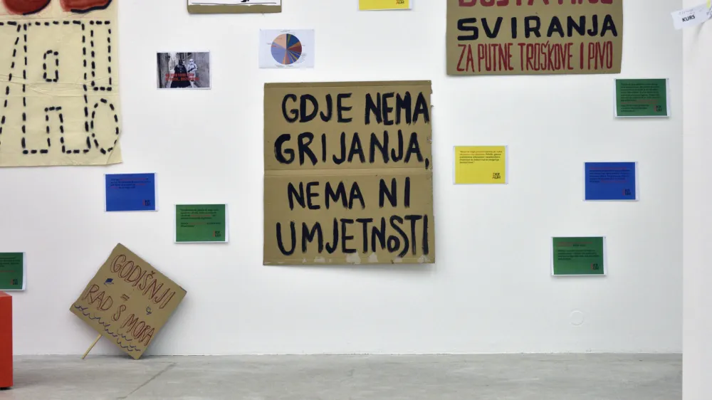 Na razstavo je vključenih več kot petdeset umetnikov in umetnic, umetni&scaron;kih kolektivov in združenj z območja nekdanje Jugoslavije, pripravilo jo je več kustosov.&nbsp;