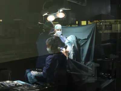 - simbolična fotografija - operacijska soba - operiranje - za&scaron;čitna kirur&scaron;ka maska - kirurg -  zdravstvo, zdravniki, zdravnice, pacienti, medicinske sestre- 12.12.2013 - Univerzitetni Klinični center v Ljubljani (UKC) - Kirur&scaron;ka klinika - Operacijski blok   //FOTO: Jaka Gasar