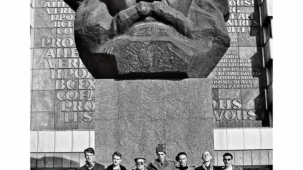 Po skoraj dveh desetletjih so spomini iz prelomne turneje Occupied Europe Tour 1983 skupine Laibach prvič ugledali luč sveta.