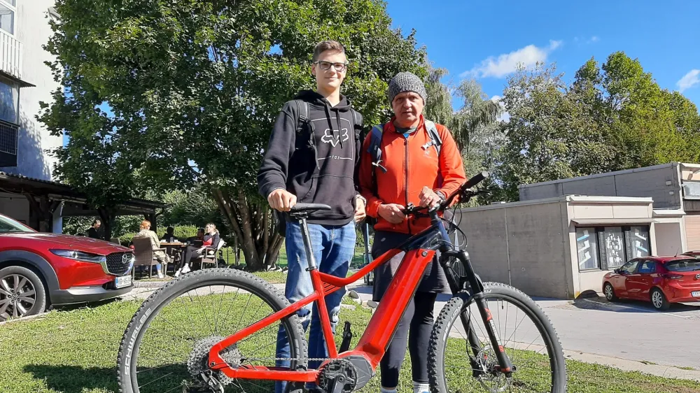 Dijak &Scaron;olskega centra Kranj Luka Treven skupaj s profesorjem Robertom Bertoncljem, s katerim sta ustvarila inovativno električno kolo.