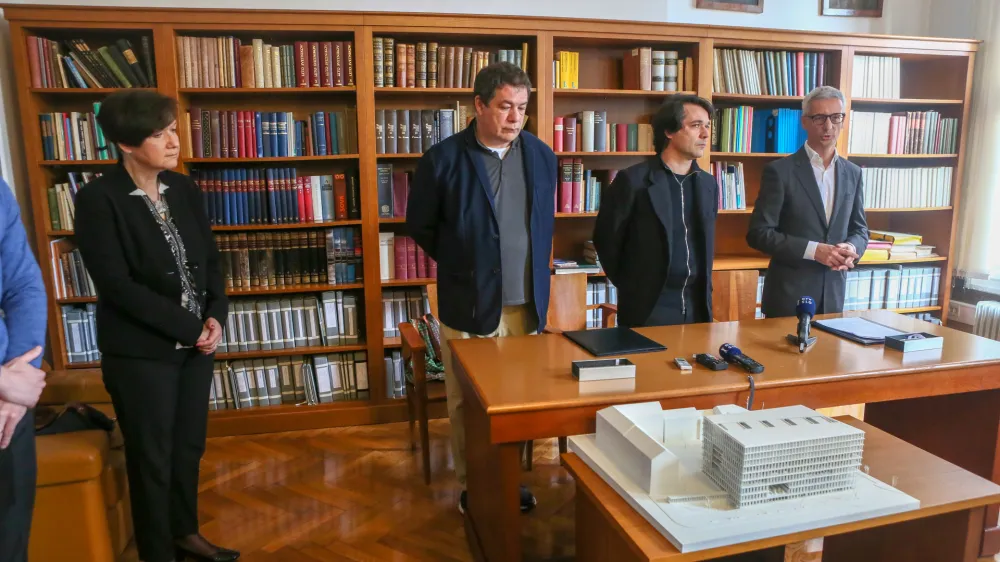 Maja 2019 je takratni minister za izobraževanje, znanost in &scaron;port Jernej Pikalo (na fotografiji skrajno desno) podpisal dodatek k pogodbi za izdelavo projektne dokumentacije za gradnjo nove narodne in univerzitetne knjižnice in s tem napovedal obuditev projekta, a že takrat so se pojavljala predvsem vpra&scaron;anja, kaj se bo zgodilo, ko bo treba zagotoviti denar za gradnjo.