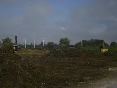 Na državnem zemlji&scaron;ču ob Litijski cesti in desno od vzhodne ljubljanske obvoznice so se, kot kaže, začela pripravljalna dela za gradnjo novega mo&scaron;kega zapora.
&nbsp;