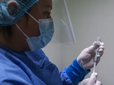 Uporabo posodobljenih cepiv proti covidu so pristojne institucije &ndash; denimo Ameri&scaron;ka agencija za zdravila (FDA) in Evropska agencija za zdravila (EMA) &ndash; odobrile zgolj za poživitveno cepljenje.