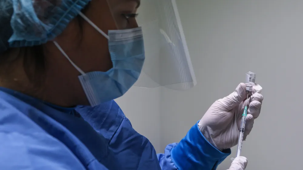 Uporabo posodobljenih cepiv proti covidu so pristojne institucije &ndash; denimo Ameri&scaron;ka agencija za zdravila (FDA) in Evropska agencija za zdravila (EMA) &ndash; odobrile zgolj za poživitveno cepljenje.