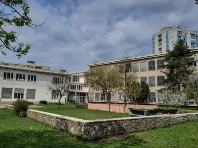 Izvajalec, ki mu bo ljubljanska občina zaupala prenovo Osnovne &scaron;ole Savsko naselje, bo moral določene trakte poru&scaron;iti in na njihovem mestu zgraditi nove objekte. Foto: Luka Cjuha&nbsp;