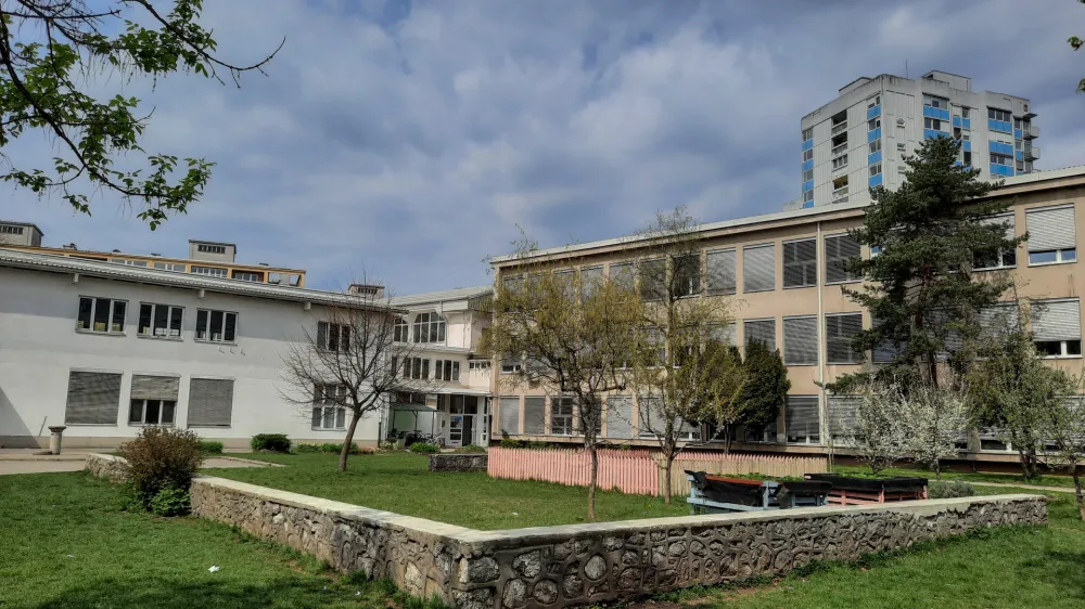 Izvajalec, ki mu bo ljubljanska občina zaupala prenovo Osnovne &scaron;ole Savsko naselje, bo moral določene trakte poru&scaron;iti in na njihovem mestu zgraditi nove objekte. Foto: Luka Cjuha&nbsp;