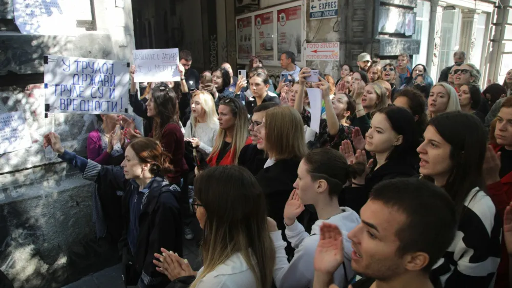 S transparenti z napisi &raquo;Nasilneže v zapor, ne v medije&laquo; in &raquo;Na nasilje se ne klika, nasilje se kaznuje&laquo; ter z glasnimi vzkliki, naj jih bo vendarle sram, so protestniki predali jasno sporočilo.&nbsp;