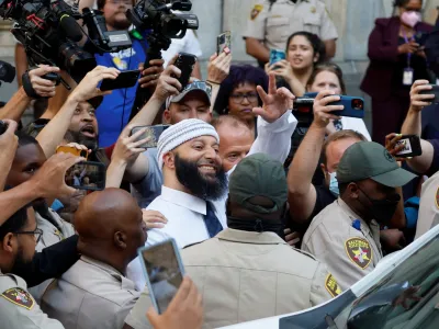 Adnana Syeda je po razveljavitvi sodbe in izpustu iz zapora v ponedeljek pred sodi&scaron;čem pričakala množica podpornikov. Eni so od sreče jokali, drugi glasno vzklikali in ploskali od navdu&scaron;enja.
