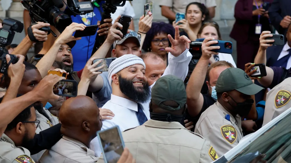 Adnana Syeda je po razveljavitvi sodbe in izpustu iz zapora v ponedeljek pred sodi&scaron;čem pričakala množica podpornikov. Eni so od sreče jokali, drugi glasno vzklikali in ploskali od navdu&scaron;enja.