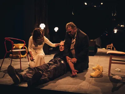 V predstavi Žabe bodo nastopili igralci Lotos Vincenc &Scaron;parovec, Mirjam Korbar in Matevž Sluga. Za slednjega bo to prvi nastop na profesionalnem odru. F Peter Giodani