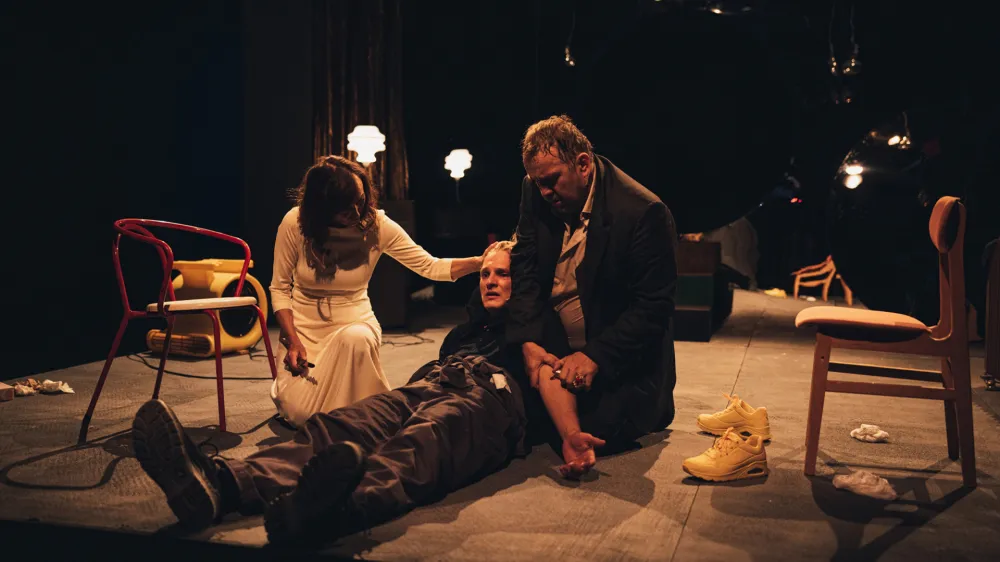 V predstavi Žabe bodo nastopili igralci Lotos Vincenc &Scaron;parovec, Mirjam Korbar in Matevž Sluga. Za slednjega bo to prvi nastop na profesionalnem odru. F Peter Giodani