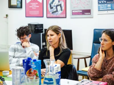 Pia Brezav&scaron;ček, Anja Lobnik in Ale&scaron; Mendiževec so predstavili Maskine projekte in načrte.&nbsp;