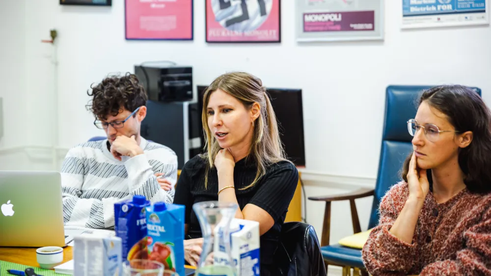 Pia Brezav&scaron;ček, Anja Lobnik in Ale&scaron; Mendiževec so predstavili Maskine projekte in načrte.&nbsp;
