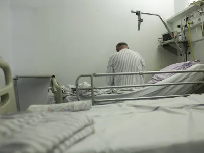 - simbolična fotografija - zdravstvo - pacient - bolezen - starost - <br><br><br> - 04.06.2015 - Univerzitetni klinični center v Ljubljani - Internistična prva pomoč (IPP), specialistična služba, del Urgentnega bloka Univerzitetnega kliničnega centra v Ljubljani - Urgentni blok UKC - urgenca -  ///FOTO: Luka Cjuha.