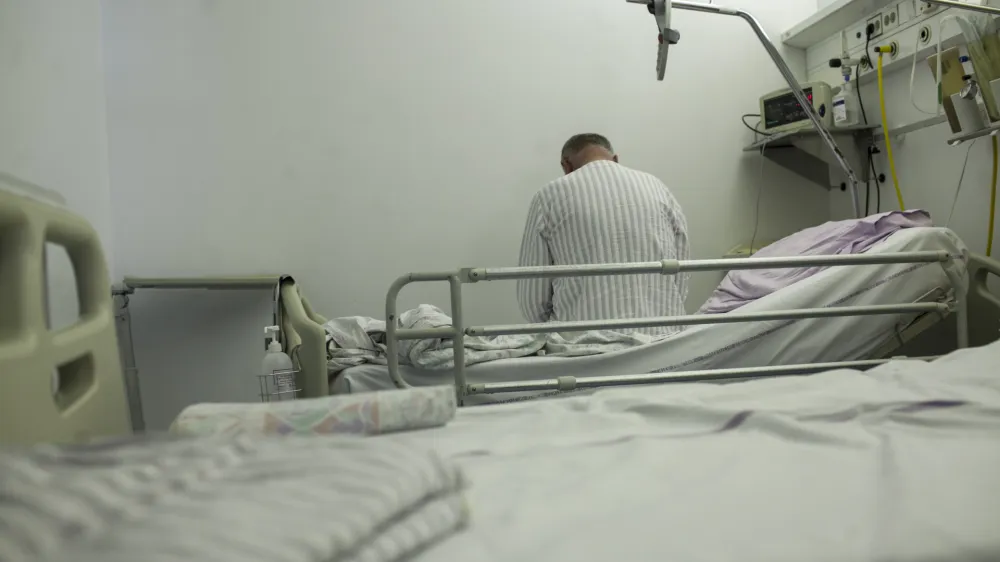 - simbolična fotografija - zdravstvo - pacient - bolezen - starost - <br><br><br> - 04.06.2015 - Univerzitetni klinični center v Ljubljani - Internistična prva pomoč (IPP), specialistična služba, del Urgentnega bloka Univerzitetnega kliničnega centra v Ljubljani - Urgentni blok UKC - urgenca -  ///FOTO: Luka Cjuha.