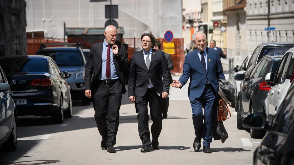 Ivo Vajgl se umika iz predsedni&scaron;ke kampanje in podpira Milana Brgleza, ki ju družijo podobni zunanjepolitični pogledi. Na fotografiji sta Vajgl in Brglez v družbi z nekdanjim katalonskim predsednikom Carlesom Puigdemontom.&nbsp;